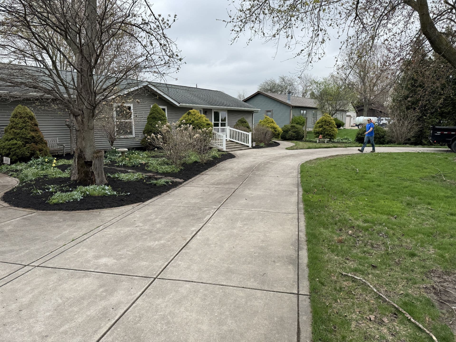 Gallery photos for Spring Refresh with Mulch Makeover in Lowell, Indiana: Image #4