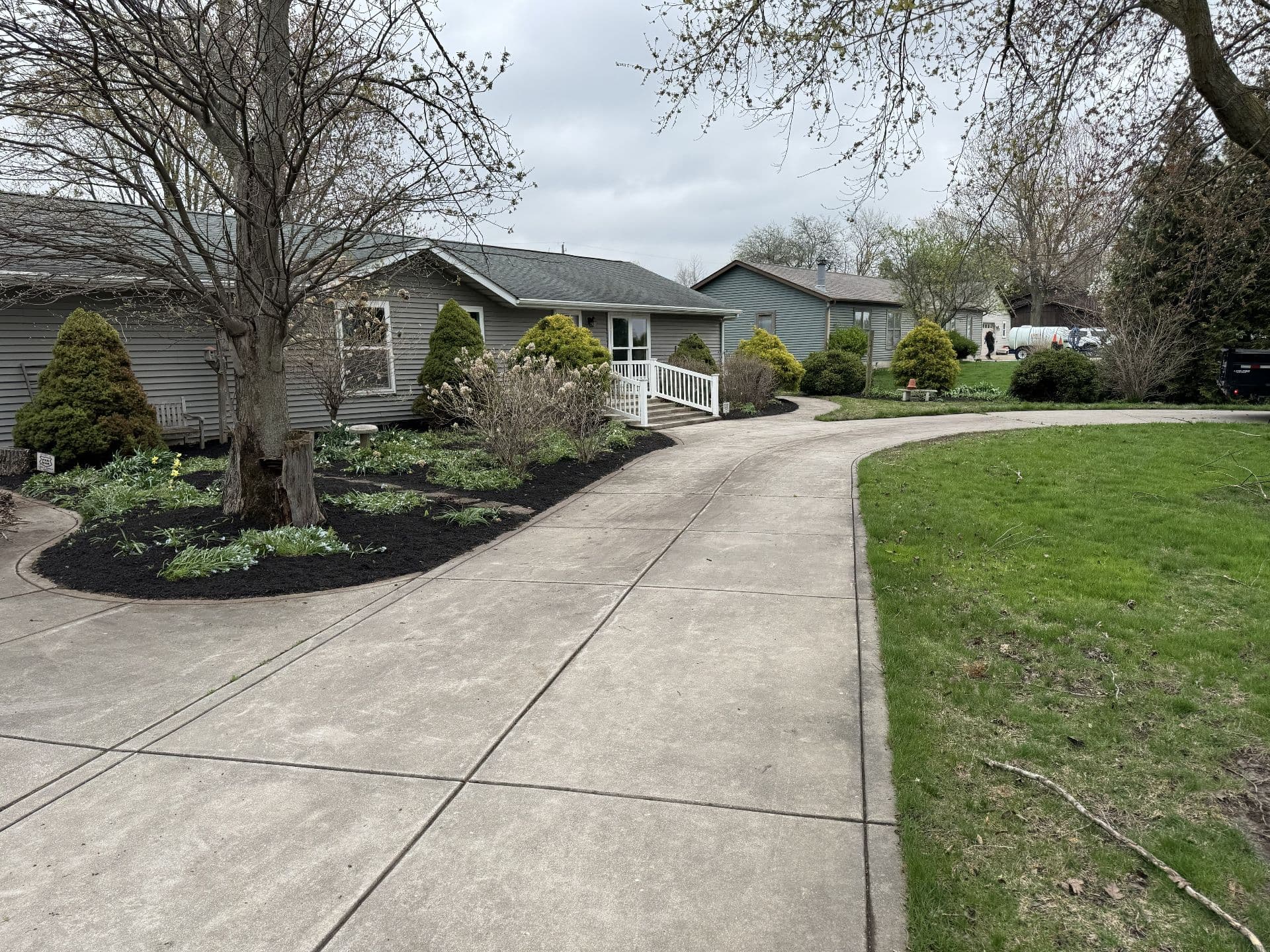 Gallery photos for Spring Refresh with Mulch Makeover in Lowell, Indiana: Image #3