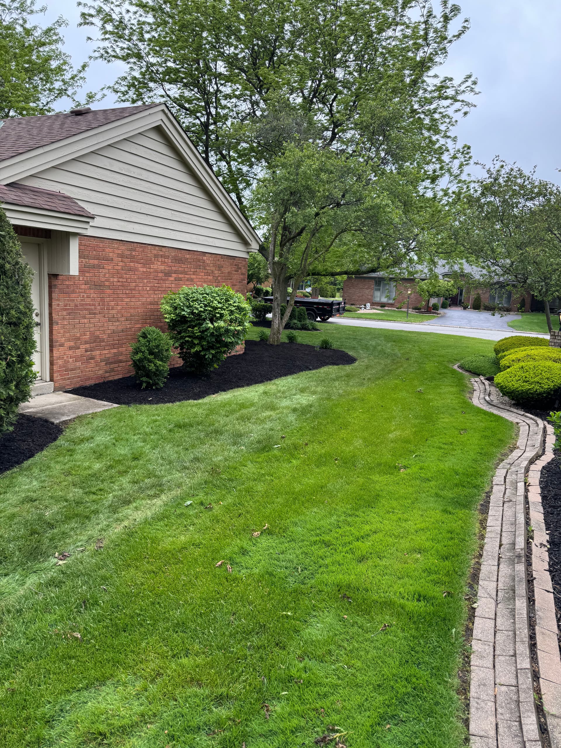 Gallery photos for Lush Mulch Makeover in Briar Ridge: Image #1