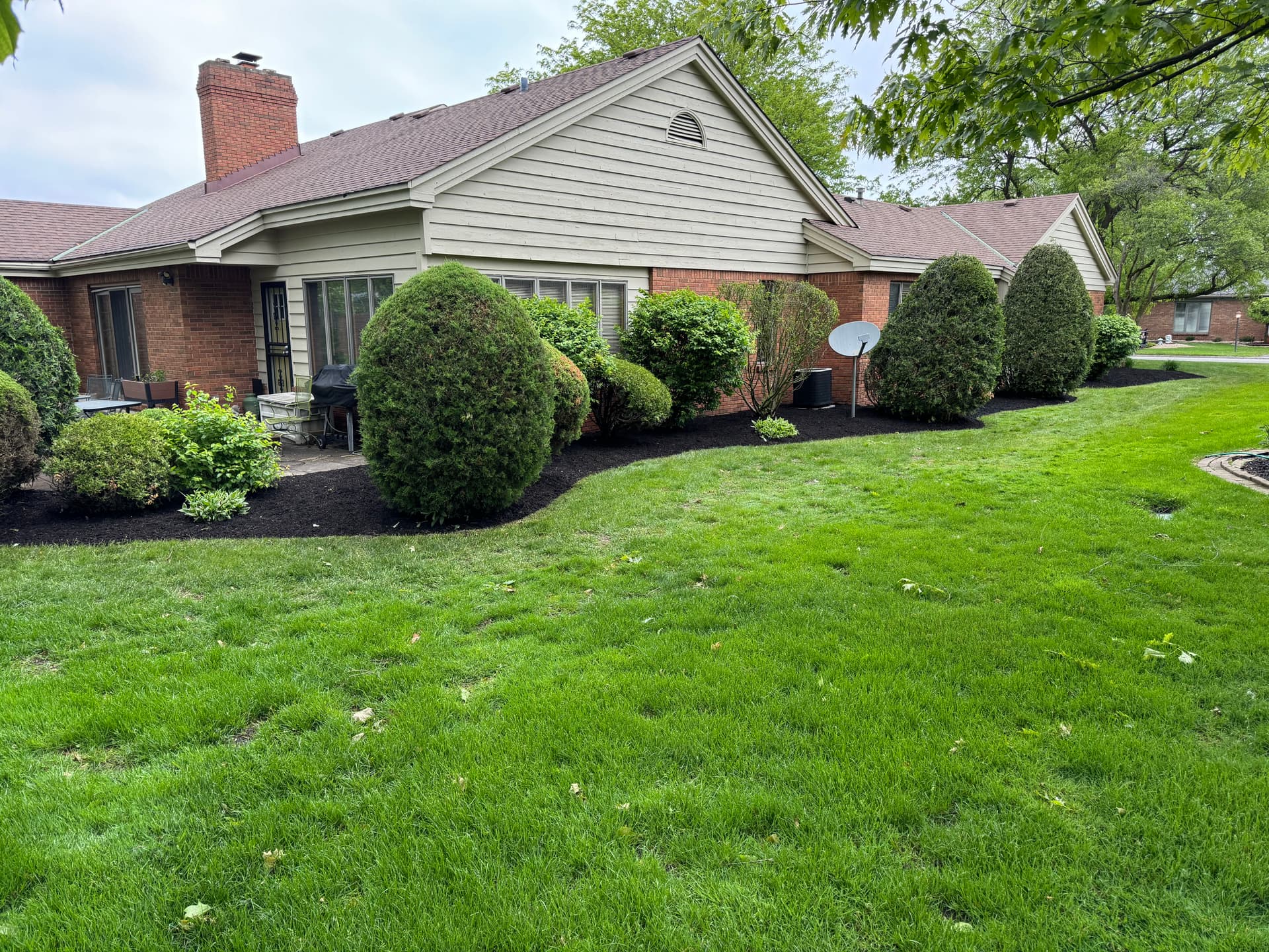 Gallery photos for Lush Mulch Makeover in Briar Ridge: Image #3