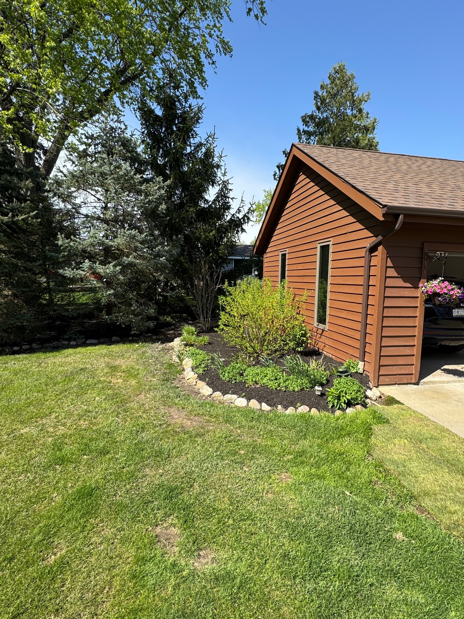 Gallery photos for Fresh Mulch and Sharp Beds at This Cedar Lake Property: Image #3
