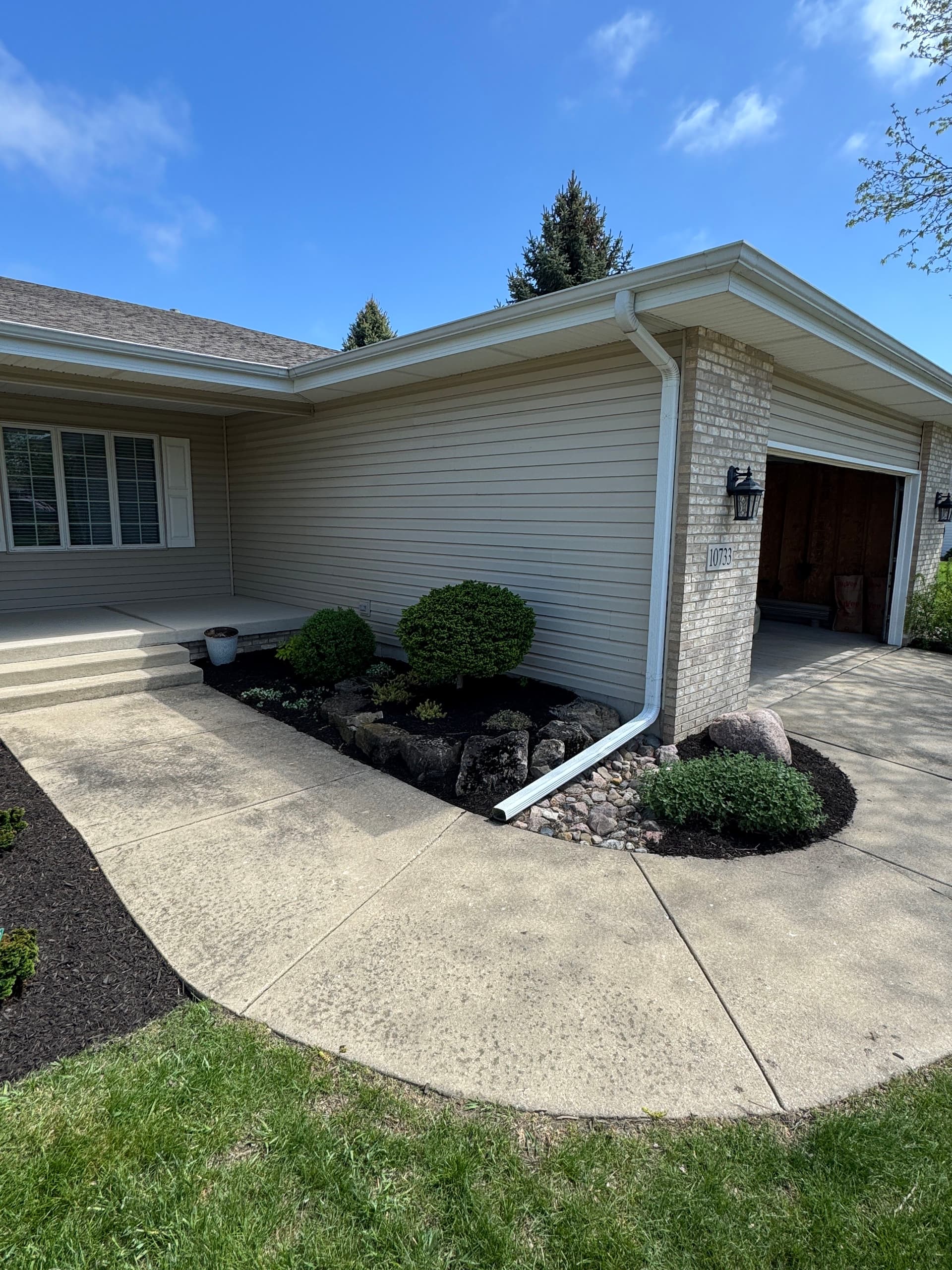 Gallery photos for Fresh Mulch and New Plants Give This Home's Beds a Sharp Look: Image #1