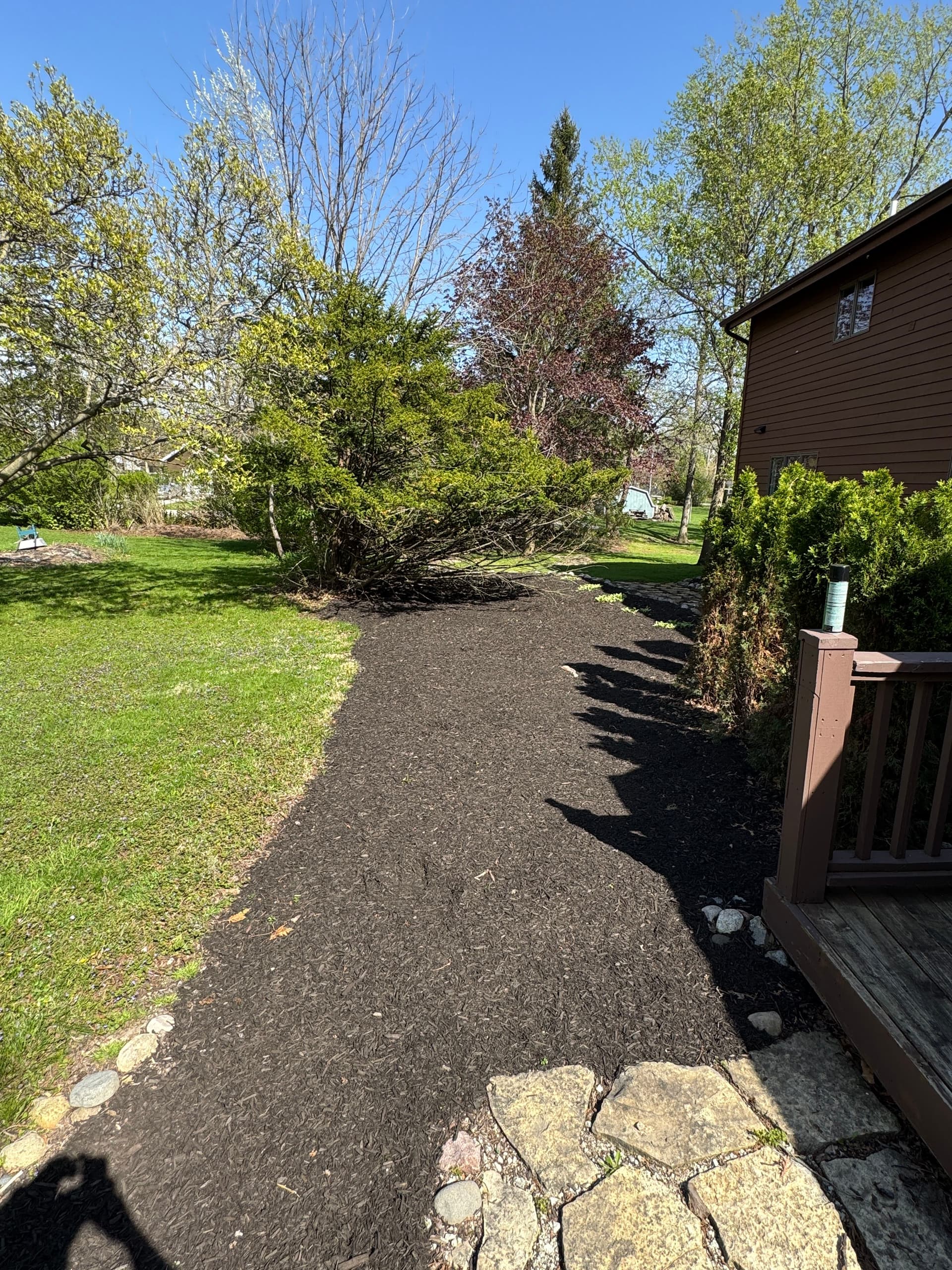 Gallery photos for Fresh Mulch and Sharp Beds at This Cedar Lake Property: Image #7