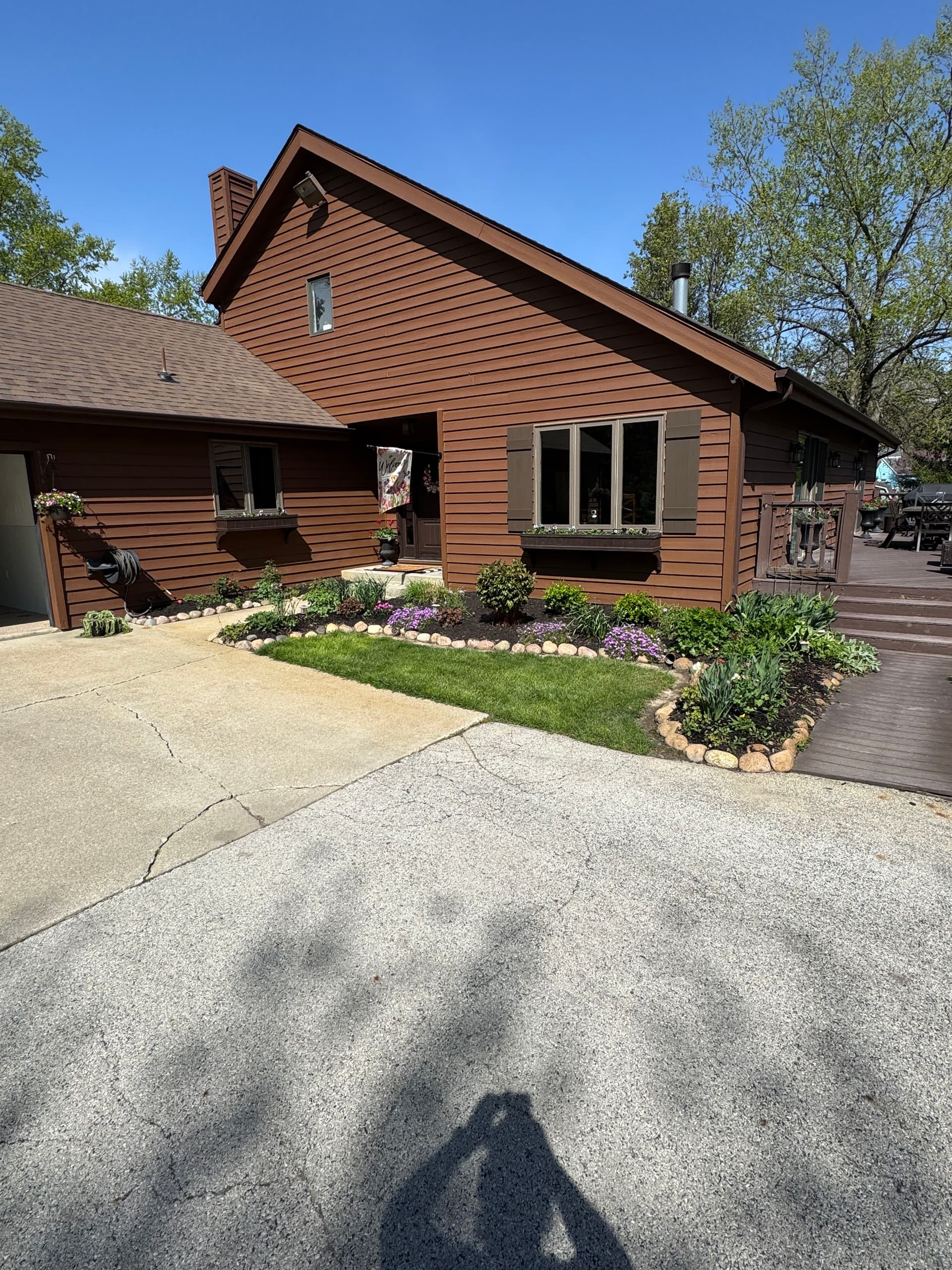 Gallery photos for Fresh Mulch and Sharp Beds at This Cedar Lake Property: Image #1