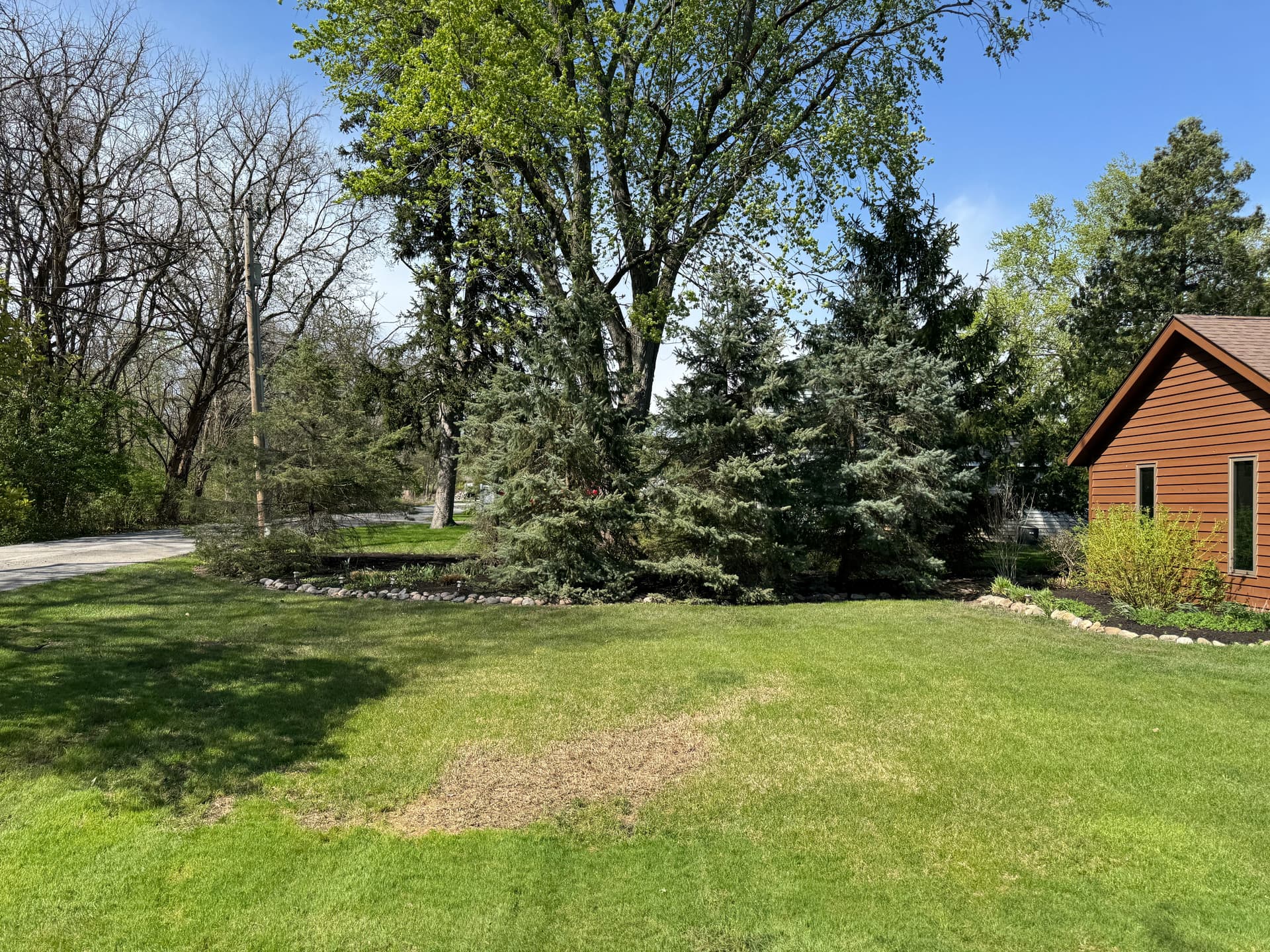 Gallery photos for Fresh Mulch and Sharp Beds at This Cedar Lake Property: Image #4